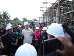 Ganjar saat meninjau pelaksanaan proyek pembangunan Puskesmas Majenang II Cilacap. Foto: Humas Pemprov Jateng