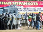 Jajaran Polda Jateng menggelar simulasi pengamanan wilayah Rayon Ekswil Kedu dalam rangka pengamanan Pemilu 2024 di Lapangan Kujon, Borobudur, Magelang