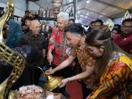 Gubernur Jawa Tengah Ganjar Pranowo menghadiri puncak Hari UMKM Nasional Tahun 2023 di Pamedan Mangkunegaran, Kota Surakarta