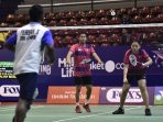 Fredy Setiawan/Khalimatus Sadiyah bertemu dengan pasangan gado-gado Sanjeewa Perera Madduma Kaluge dari Sri Lanka dan Matar Altaf asal Suriah. Fredy/Sadiyah berhasil menang dua gim langsung dengan skor 21-5, 21-4.