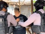 Tim Sparta Polresta Solo mengamankan sejumlah warga saat menggrebek pesta miras di salah satu warung ke Kecamatan Laweyan, Kota Solo, Kamis 7 September 2023.