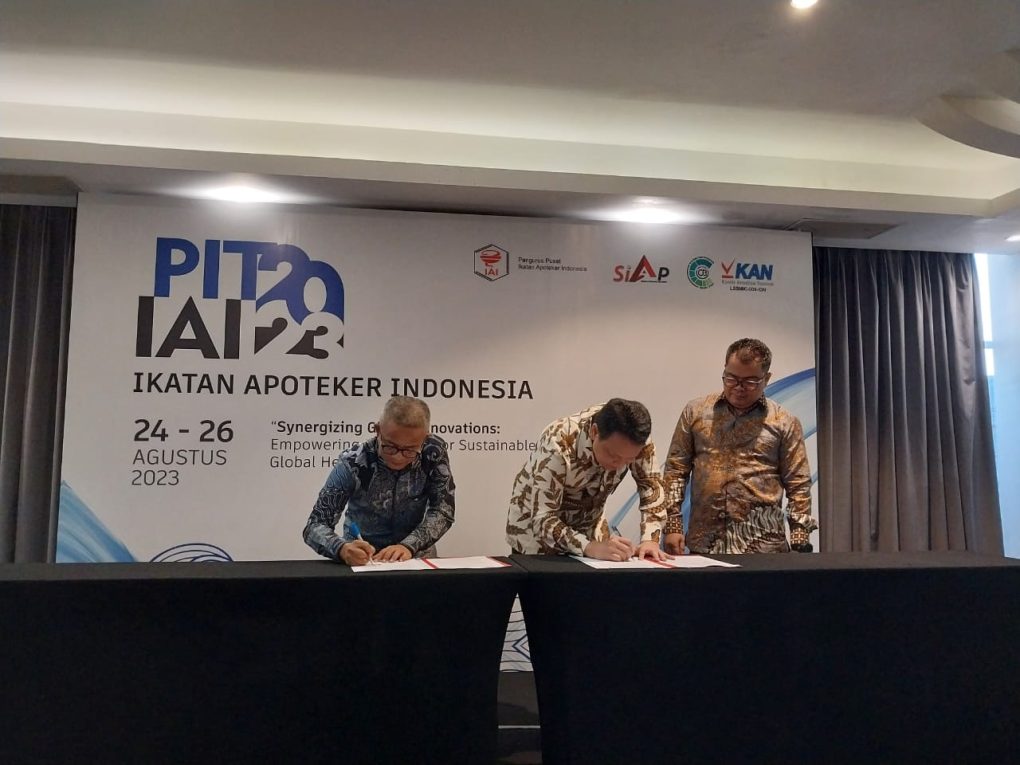Ketua Umum PP IAI, apt Noffendri Roestam serta Direktur Utama KFA Agus Chandra dan Direktur Operasional KFA, apt Muhardimani saat penandatanganan Perjanjian kerjasama antara AIA dengan KFA di hotel Grand Mercure Solo Baru, Jumat, 25 Agustus 2023. (Foto: dok AIA)