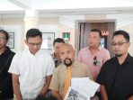 Kuasa hukum pelaku laka lantas Flyover Purwosari, Badrus Zaman didampingi pelaku dan keluarga korban saat memberikan keterangan di Mapolresta Solo, Jumat 1 September 2023.