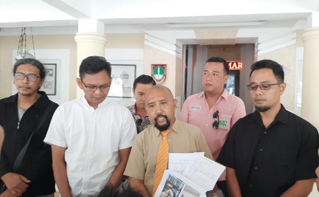 Kuasa hukum pelaku laka lantas Flyover Purwosari, Badrus Zaman didampingi pelaku dan keluarga korban saat memberikan keterangan di Mapolresta Solo, Jumat 1 September 2023.