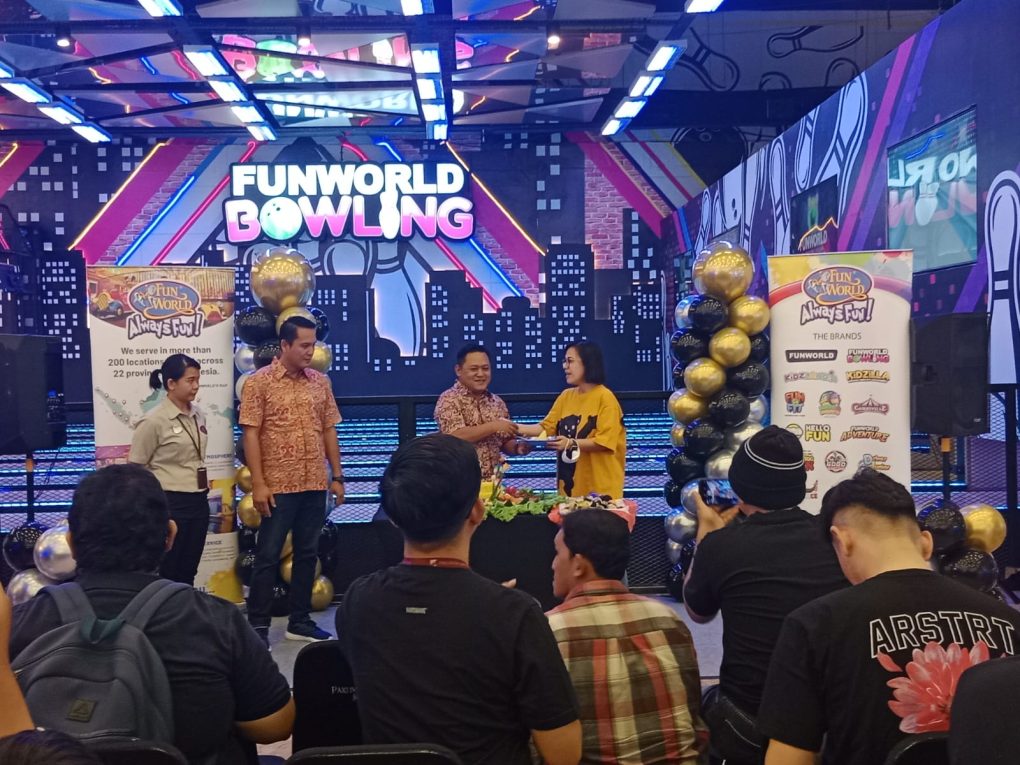 Pemotongan tumpeng saat launching Funworld Bowling Jogja