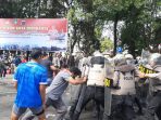 Simulasi penanganan kerawanan Sispam Kota di lapangan parkir Stadion Manahan, Senin 25 September 2023.
