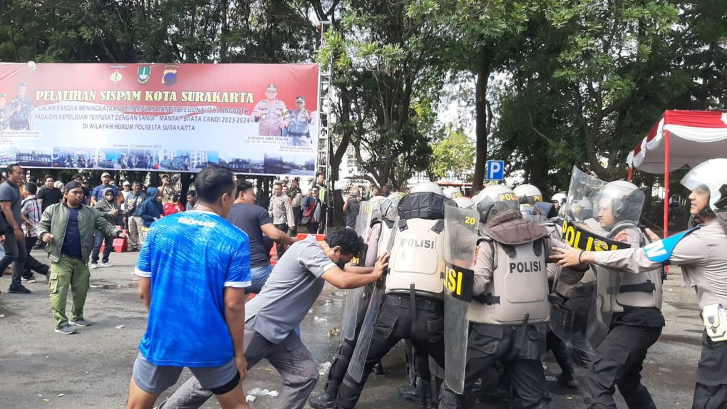 Simulasi penanganan kerawanan Sispam Kota di lapangan parkir Stadion Manahan, Senin 25 September 2023.