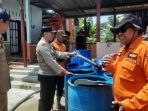 Bhabinkamtibmas Desa Pantirejo Polsek Gabus Polresta Pati Aipda M. Samsul Bakhri, mendampingi pendistribusian bantuan air bersih