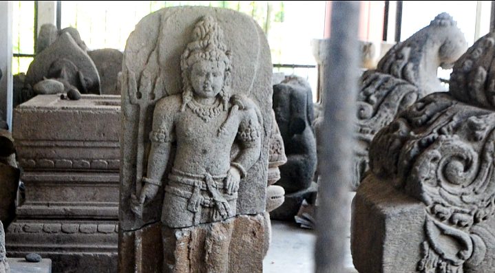 Patahan kaki arca Siwa berhasil ditemukan dalam tanah di kawasan Borobudur Kabupaten Magelang