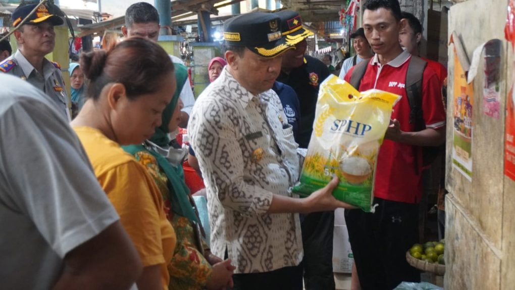Penjabat (Pj) Bupati Jepara Edy Supriyanta melakukan sidak di Pasar II Jepara, Jumat (8/9/2023).