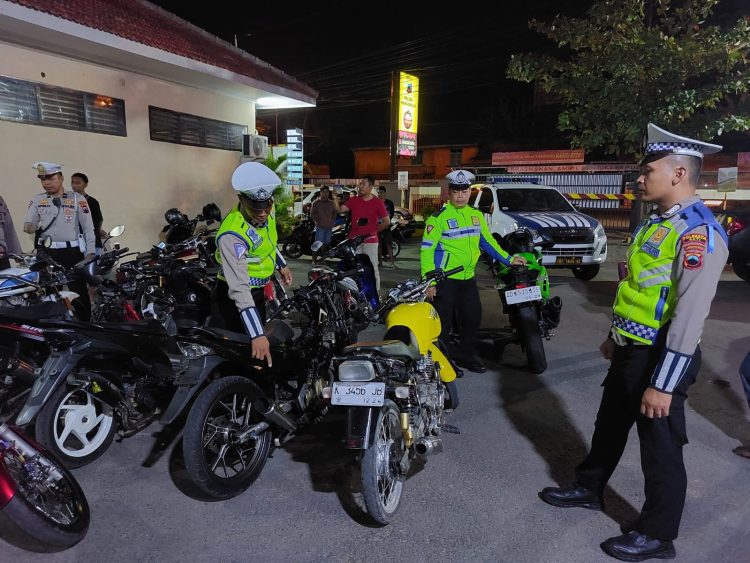 Satlantas Polresta Pati telah melakukan razia malam minggu dengan sasaran balap liar dan motor dengan menggunakan knalpot brong