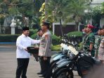 Menteri Pertahanan Prabowo Subianto menyerahkan bantuan 100 unit sepeda motor trail listrik (E-Tactical Sergap) kepada TNI dan Polri. (Foto: PMJ News)