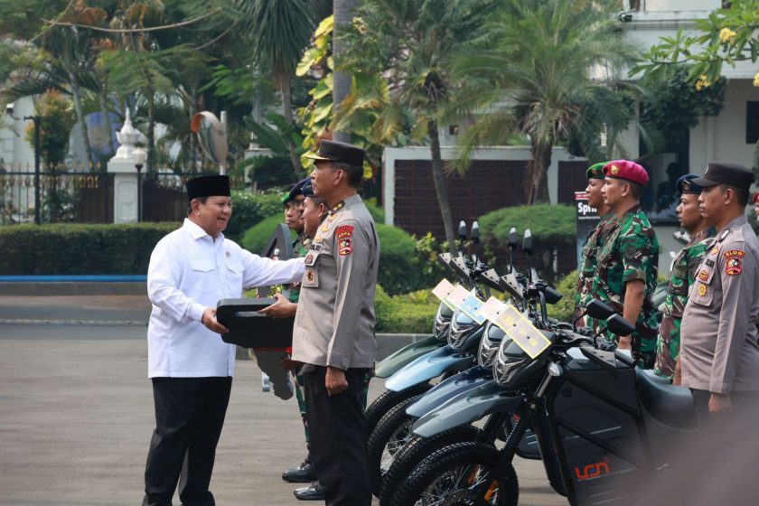 Menteri Pertahanan Prabowo Subianto menyerahkan bantuan 100 unit sepeda motor trail listrik (E-Tactical Sergap) kepada TNI dan Polri. (Foto: PMJ News)