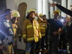 Petugas pemadam kebakaran tengah berupaya memadamkan kebakaran Museum Nasional. (Foto: PMJ News/Instagram Museum Nasional)
