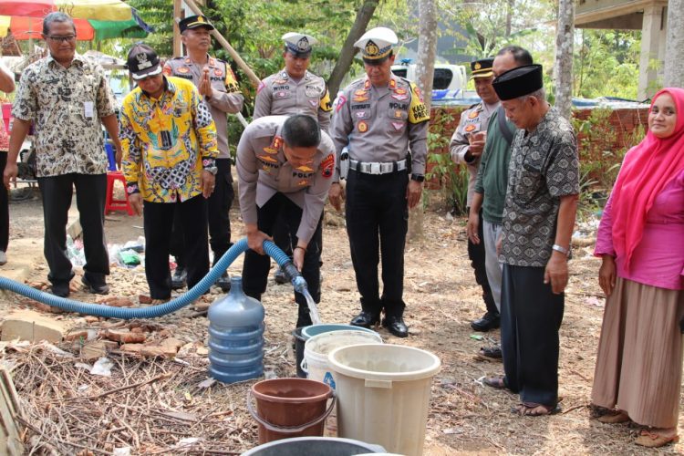 Sebanyak lima mobil tangki air bersih atau sekitar 45 ribu liter disalurkan dalam acara bakti sosial yang digelar oleh Polres Pekalongan