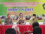 Kapolsek Pleret AKP Wiyadi SH MAP memberikan pembinaan kepada para pelajar di SMA Negeri 1 Pleret