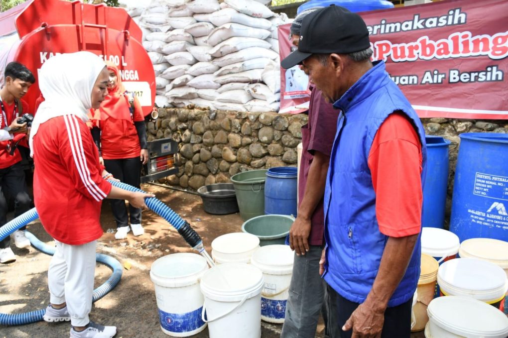 sebanyak 904 tangki atau 4,1 juta liter air bersih telah disalurkan untuk masyarakat di 60 desa se-Kabupaten Purbalingga.