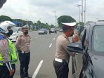 Anggota Sat Lantas Polda Metro Jaya saat mensosialisasikan operasi zebra. (Foto: PMJ News).