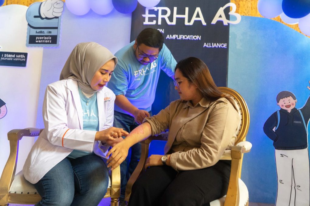 Penyitas Psoriasis saat diperiksa dokter ERHA.