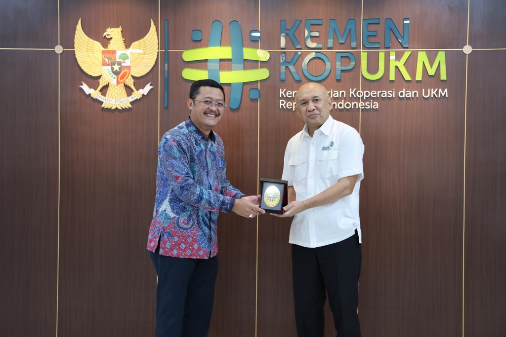 WhatsApp Image 2023-10-06 at 10.28.47 Ketua KPPU saat menemui Menteri Koperasi dan UKM (MenKopUKM) Teten Masduki