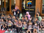 Murid TK Kemala Bhayangkari 56 Surakarta yang berseragam polisi berpangkat jenderal melaksanakan kunjungan ke Polresta Surakarta