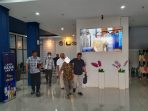 Tersangka pengemplang pajak, KHW saat diserahkan pihaknya ke Kejaksaan Negeri Cilacap di Cilacap pada Kamis 19 Oktober 2023.