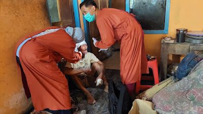 Seorang kakek dievakuasi usai melakukan upaya percobaan bunuh diri.