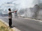 Polisi mendatangi lahan kebakaran di pinggir jalan Mrisi tepatnya di bulak cilik Mrisi Tirtonirmolo Kasihan Bantul, Jumat (6/10/2023) siang.