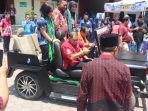 Bupati Semarang Ngesti Nugraha, bersama beberapa pejabat, bupati berkesempatan menjajal mobil listrik.