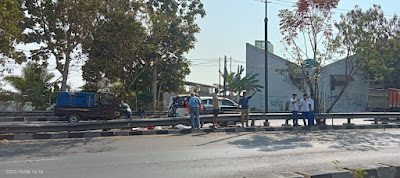 Satu unit mobil pikap menabrak pohon di ring road selatan Bantul.