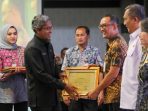 Pemerintah Provinsi Jawa Tengah memberikan penghargaan manajemen pemerintahan/ lembaga terbaik kepada sembilan Organisasi Pemerintah Daerah (OPD) di lingkungan kerjanya.