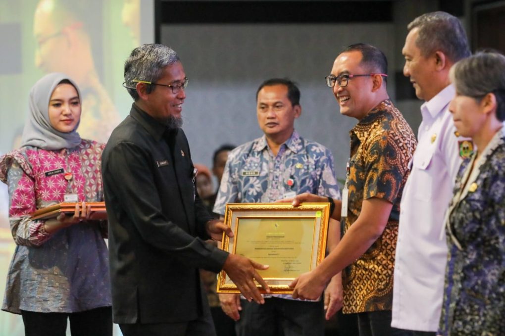 Pemerintah Provinsi Jawa Tengah memberikan penghargaan manajemen pemerintahan/ lembaga terbaik kepada sembilan Organisasi Pemerintah Daerah (OPD) di lingkungan kerjanya.