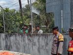 Polisi memeriksa lokasi pria tewas lompat dari tower.