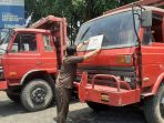 Petugas KPP Pratama Kota Solo memasang tanda penyitaan aset milik Waib Pajak yang menunggak pembayaran pajak. (Foto: Putri Sejati)
