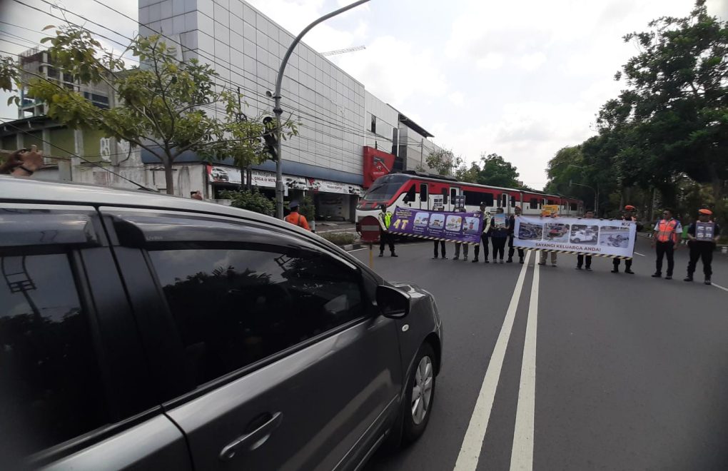 PT KAI Daop 6 Yogyakarta melakukan Sosialisasi Keselamatan Perjalanan KA Batara Kresna di rel bengkong Purwosari, Kecamatan Laweyan, Kota Solo, Jawa Tengah, Jumat 24 November 2023. (Foto: Putri Sejati)