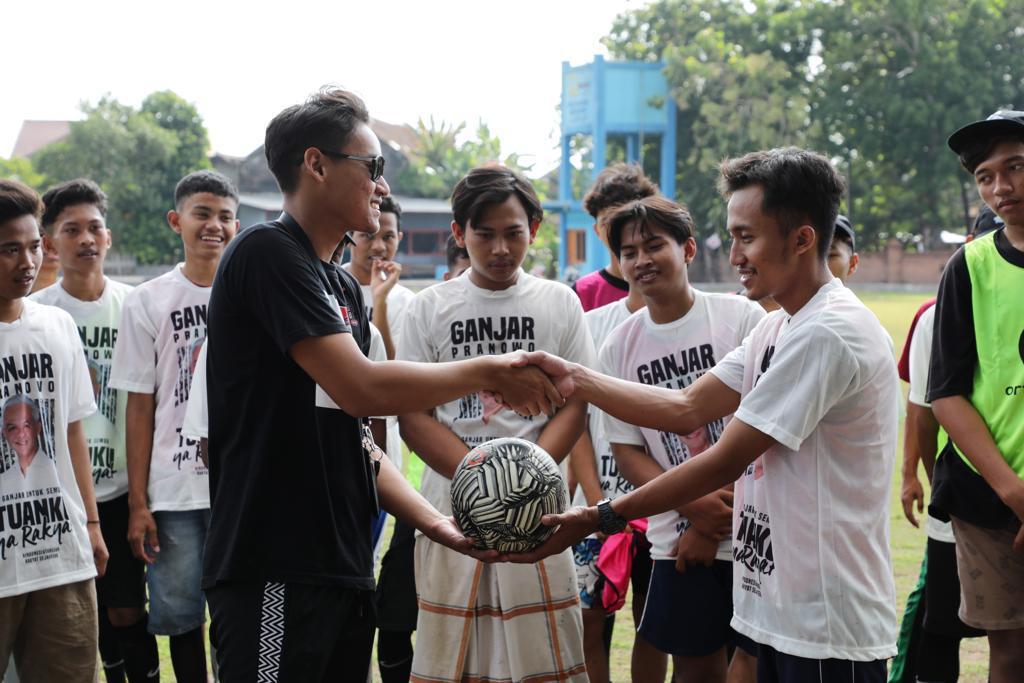 Pena Mas Ganjar juga memberikan bantuan peralatan sepakbola kepada