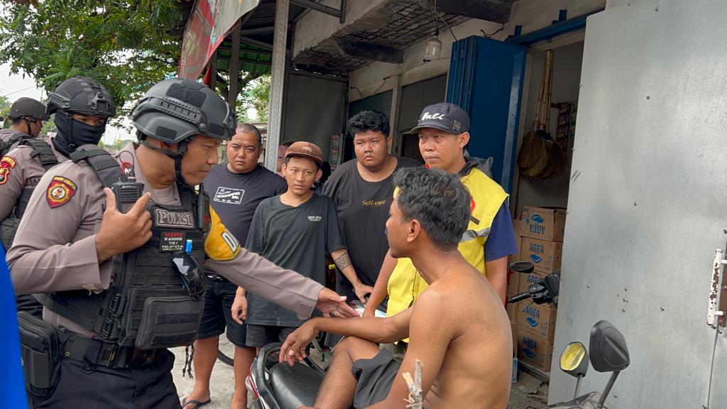 Tim Sparta Polresta Solo mengamankan satu orang ODGJ lantaran mengamuk di Kelurahan Kerten, Kecamatan Laweyan, Kota Solo, Jawa Tengah, Kamis 23 November 2023. (Foto: dok. Humas Polresta Solo)