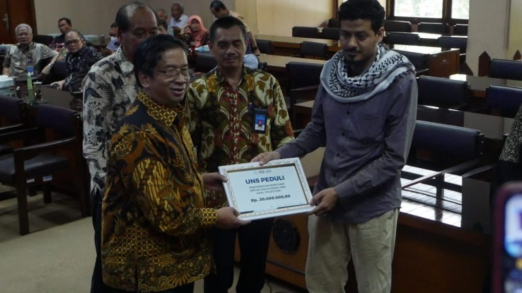 Rektor UNS Solo, Prof Jamal Wiwoho menyerahkan bantuan kepada mahasiswa yang berasal dari Gaza, Palestina. (Foto: dok. Humas UNS Solo)