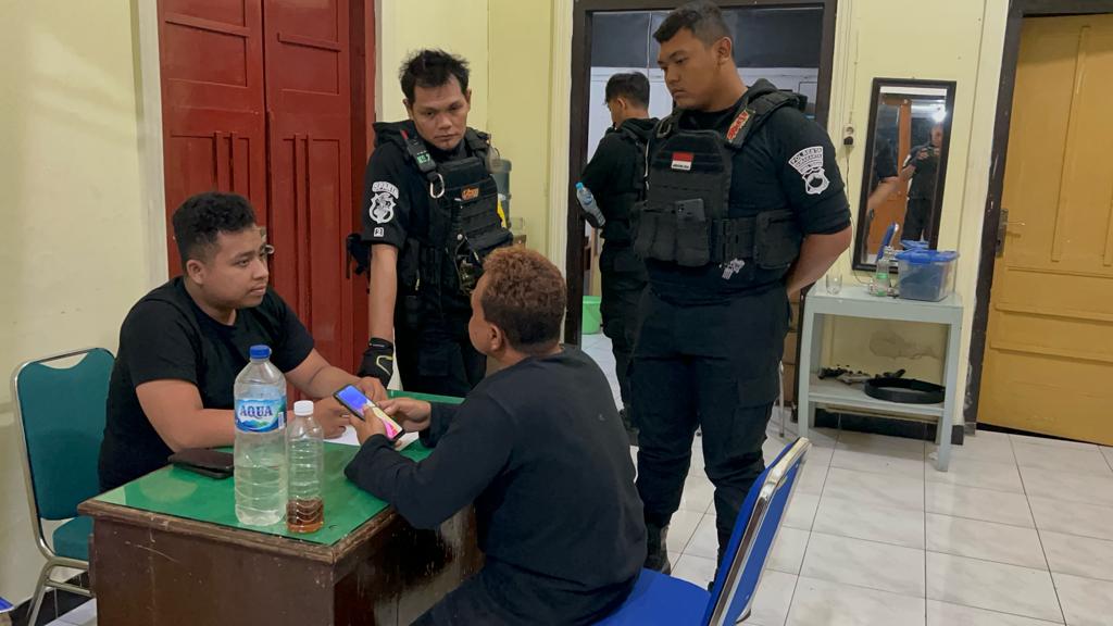 Warga yang kedapatan pesta miras dibawa ke Mapolresta Solo untuk proses Tipiring. (Foto" dok. Humas Polresta Solo)