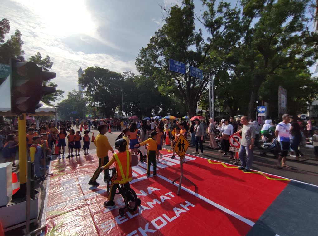 Miniatur ZSS salah satu permainan yang dihadirkan dalam sosialisasi keselamatan di jalan yang digelar Dishub Kota Solo di area CFD Jalan Slamet Riyadi, Minggu 26 November 2023. (Foto: Putri Sejati)