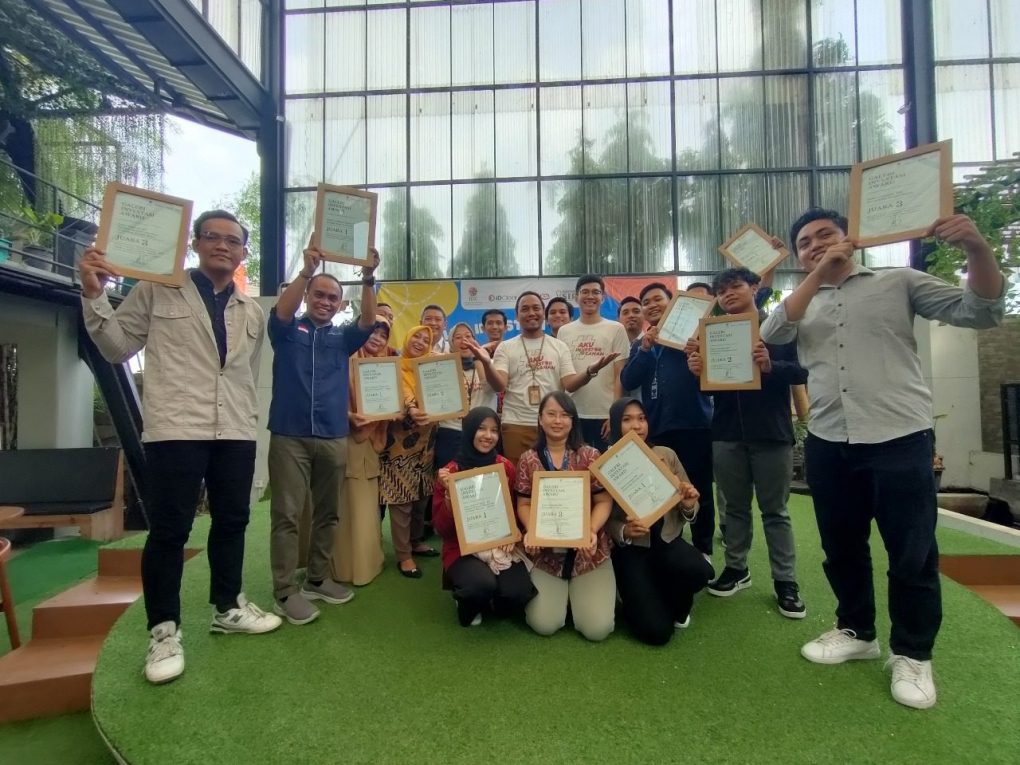 Perwakilan Galeri Investasi yag mendapat penghargaan dari Kantor Pewakilan BEI Jateng 2. (Foto: dok. Humas BEI Jateng II)