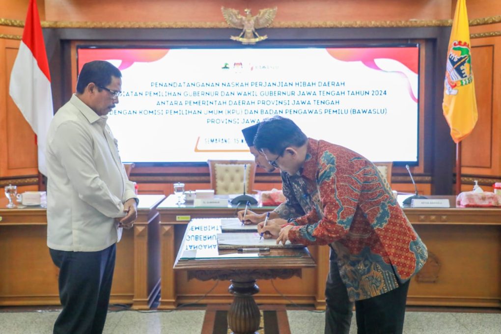 Penyerahan dana hibah untuk Pemilihan Gubernur dan Wakil Gubernur tahun 2024