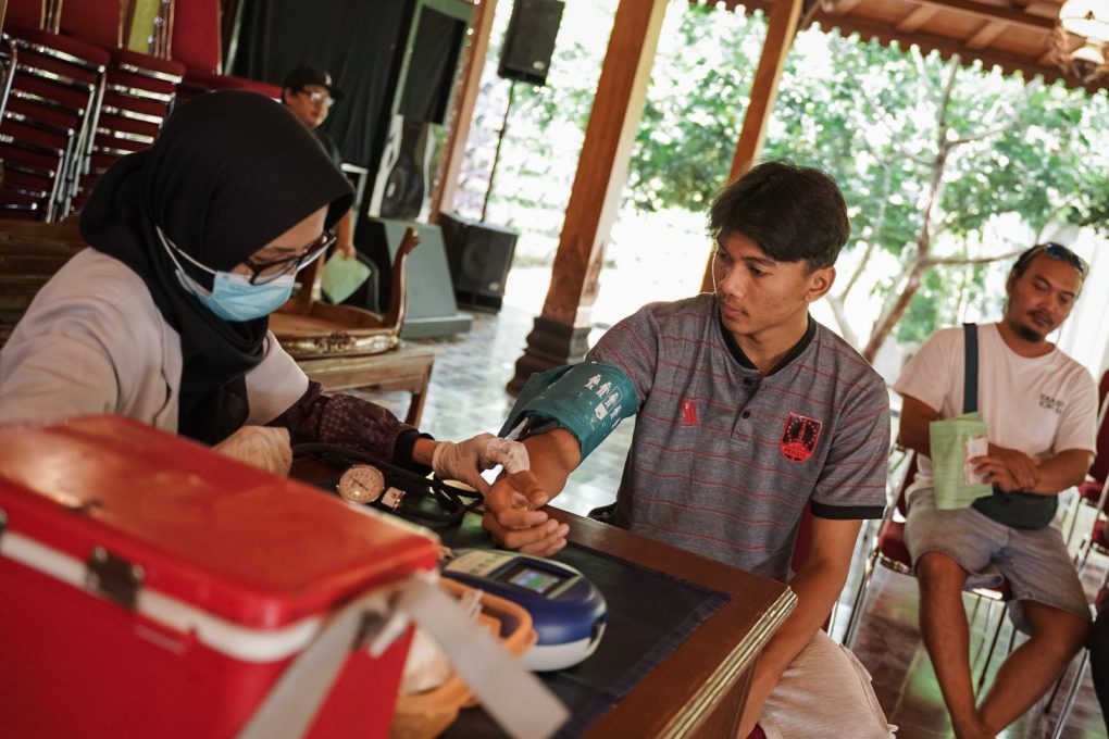 Kegiatan donor darah gratis yang digelar manajemen Persis Solo bersama Smartfren menggelar aksi donor darah gratis dengan menggandeng PMI Kota Solo dan Sambernyawa Rescue Team pada 3 November lalu. (Foto: dok. Persis Solo)