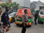 Polisi mengevakuasi lansia yang ditemukan tewas terduduk.