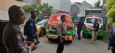 Polisi mengevakuasi lansia yang ditemukan tewas terduduk.