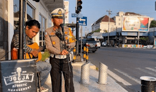 Kasatlantas Polresta Yogya AKP Maryanto nyanyi untuk memberikan edukasi kepada pengguna jalan.