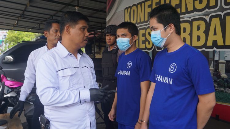pencurian Dua pelaku pencurian berhasil diamankan berikut barang buktinya.