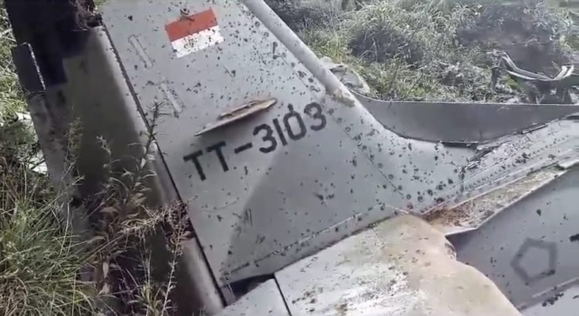 Pesawat latih TNI AU jatuh di Pasuruan. (Foto: PMJ/Twitter).