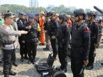 Kapolri Jenderal Listyo Sigit Prabowo mengecek kesiapan pasukan Operasi Mantap Brata 2023-2024. (Foto: PMJ News)