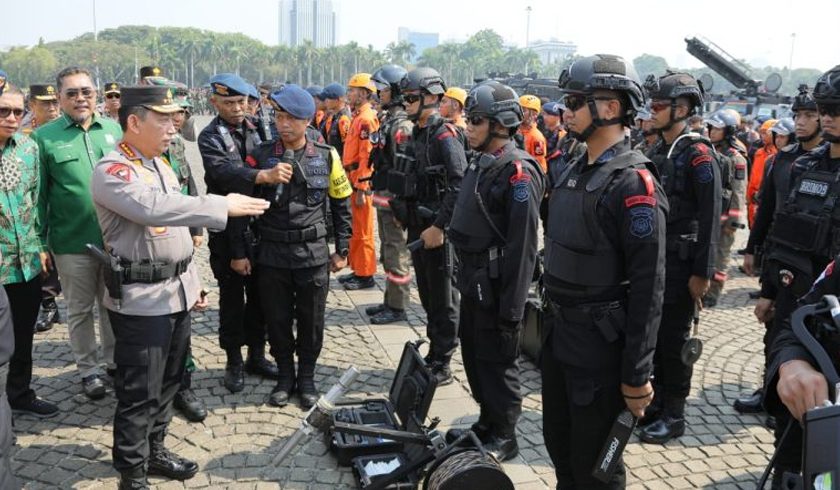 Kapolri Jenderal Listyo Sigit Prabowo mengecek kesiapan pasukan Operasi Mantap Brata 2023-2024. (Foto: PMJ News)